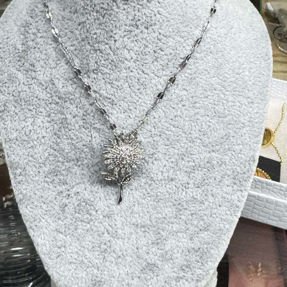Elegant Silver Floral Pendant Necklace